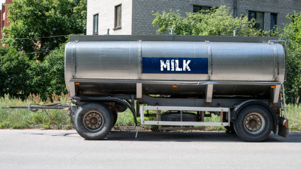 ミルク付きの車のタンク。畜産・食品産業 - storage tank cargo container mode of transport commercial land vehicle ストックフォトと画像