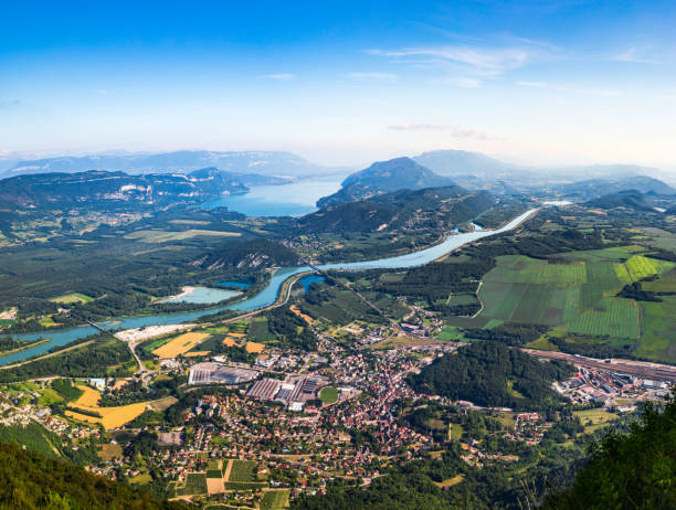 vista aérea del hermoso paisaje francés en las montañas de bugey, en el departamento de ain auvernia-rhone-alpes región, con culoz pequeña ciudad, el río ródano y el famoso lago bourget en el fondo en verano en verano - blue european alps sky mountain fotografías e imágenes de stock