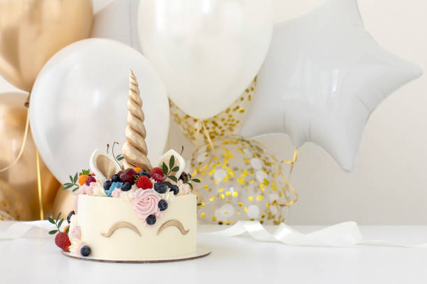 geburtstagstisch mit einhornkuchen - birthday cupcake pastry baking stock-fotos und bilder
