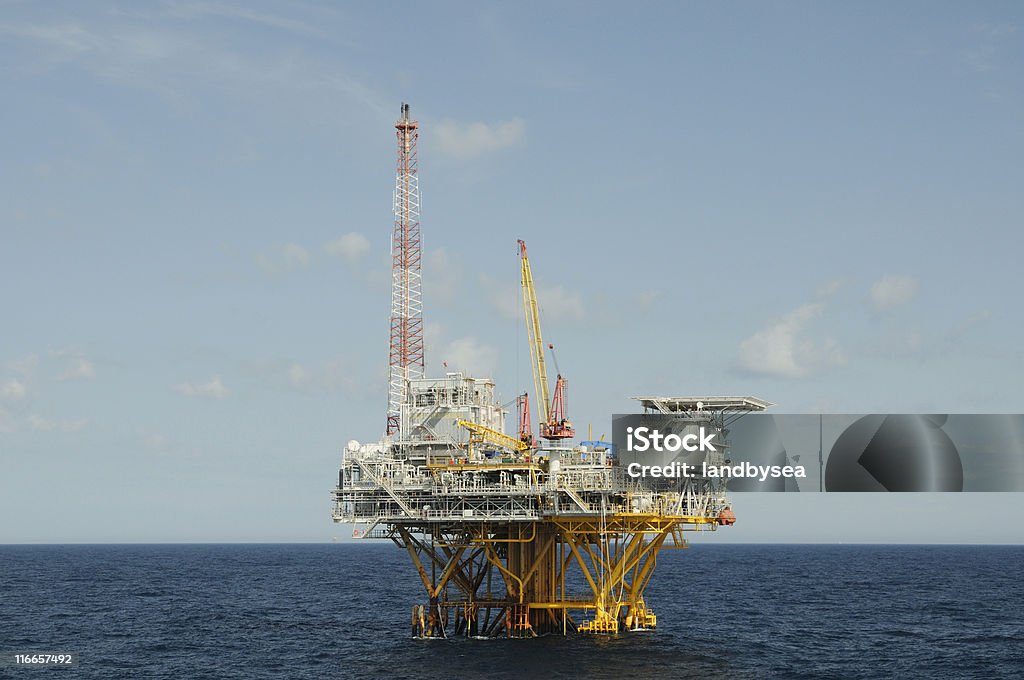 Plataforma de producción de combustible fósil - Foto de stock de Campo de petróleo libre de derechos