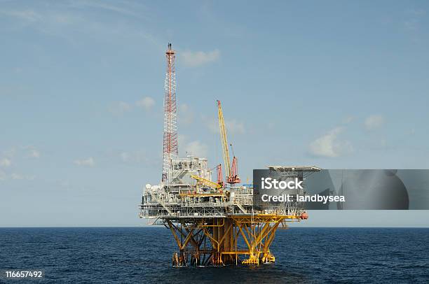 Foto de Combustível Fóssil Plataforma De Produção e mais fotos de stock de Campo Petrolífero - Campo Petrolífero, Combustível fóssil, Fotografia - Imagem