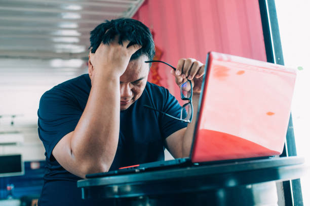 hombres luchando con el concepto de nueva tecnología - exhaustion tired men after work fotografías e imágenes de stock