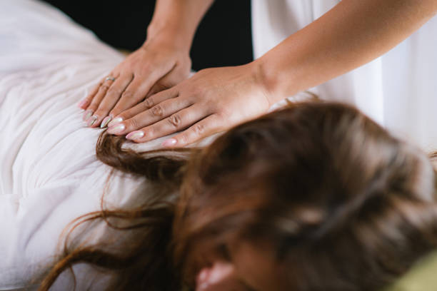 レイキバックセラピー - reiki alternative therapy massaging women ストックフォトと画像