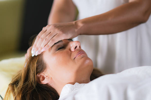 レイキ・ヒーリング・セラピーと女性 - reiki alternative therapy massaging women ストックフォトと画像