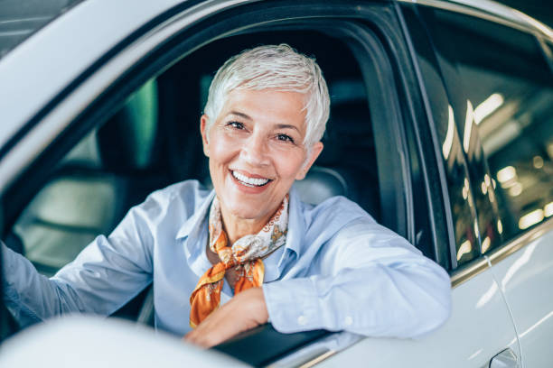 donna matura alla guida di un'auto - driving senior adult car women foto e immagini stock