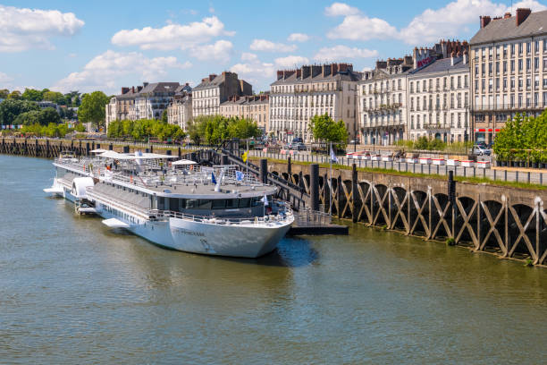 la nave da crociera loire princess ormeggiata durante una sosta a nantes, francia - passenger ship ferry crane harbor foto e immagini stock