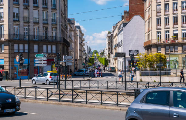 paysage urbain et boulevard de launay à l'arrière-plan, à l'ouest du centre-ville de nantes, france - motor vehicle outdoors crowd landscape photos et images de collection