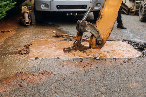 istock Splatter of water from broken pipe the main road 1166585970