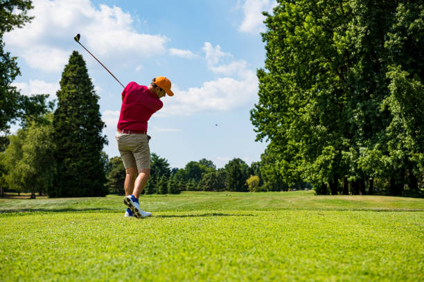 o fim acima de golfer está conduzindo a esfera de golfe ao curso verde - golf golf swing men exercising - fotografias e filmes do acervo