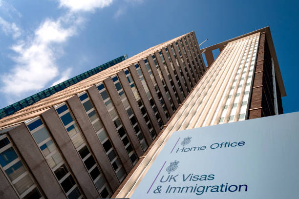 concept britannique d'immigration avec la maison lunaire construisant le bureau de visas et d'immigration de ministère de l'intérieur dans le grand londres, angleterre, r-u - outer london photos et images de collection