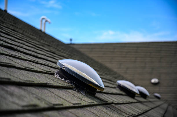 купол формы солнечной трубки люк на асфальте черепиной крыше - dome glass ceiling skylight стоковые фото и изображения