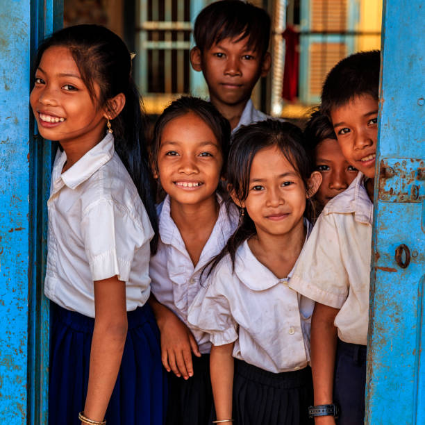 kambodżańskie dzieci szkolne stojące w drzwiach klasy, kambodża - cambodia zdjęcia i obrazy z banku zdjęć