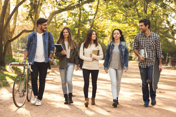 studenti nel parco - campus autumn walking university foto e immagini stock