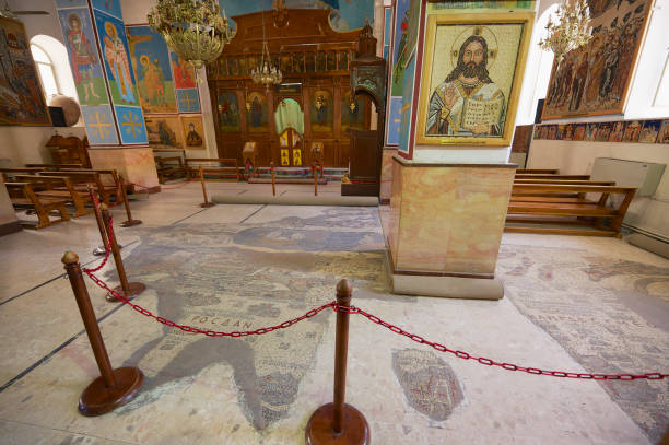 interno della basilica greco-ortodossa di san giorgio con la mappa a mosaico di terra santa a madaba, giordania. - spirituality christianity jerusalem east foto e immagini stock