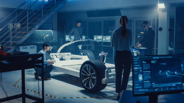 Automotive Design Engineers Work and Do Tests on Electric Car Chassis Prototype. In Innovation Laboratory Facility Concept Vehicle Frame Includes Wheels, Suspension, Engine and Battery. los ingenieros de diseño automotriz trabajan y realizan pruebas en el prototipo de chasis de coche eléctrico. en el diseño del vehículo conceptual de la instalación de laboratorio de innovación incluye ruedas, suspensión, motor y batería.
