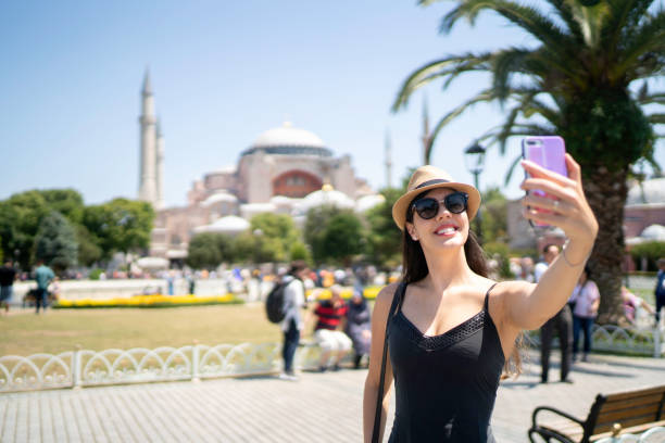 szczęśliwa kobieta robi selfie przed aya sofya, istambul, turcja - female mobility blank teenage girls zdjęcia i obrazy z banku zdjęć