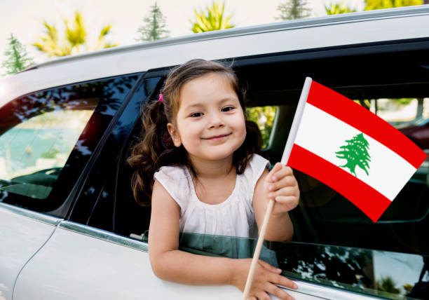 mädchen hält libanesische flagge - lebanese flag stock-fotos und bilder