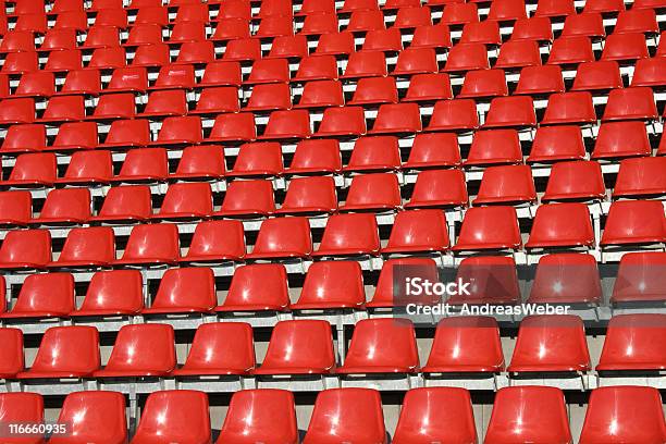 Assentos Do Estádio Vermelho - Fotografias de stock e mais imagens de Assento - Assento, Hipódromo, Beleza