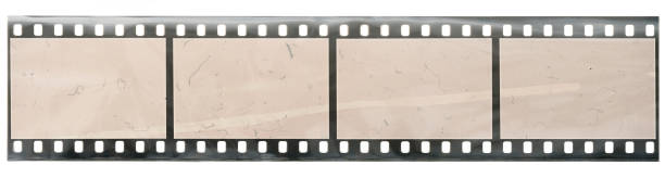 starý a dlouhý 35mm film nebo fotografický proužek s prázdnými rámečky nebo buňkami na bílém pozadí - herec účinkující fotky - stock snímky, obrázky a fotky