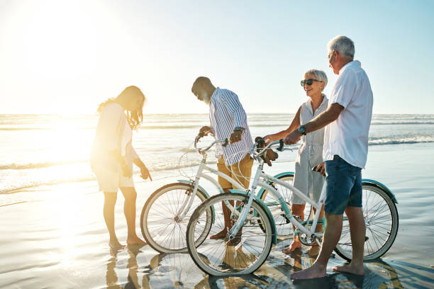 quel meilleur endroit que la plage pour une balade à vélo - senior couple cycling beach bicycle photos et images de collection