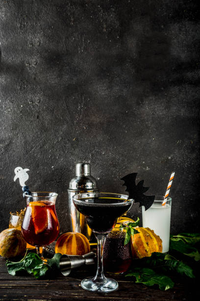 auswahl an halloween-cocktailgetränken - glass autumn halloween food stock-fotos und bilder