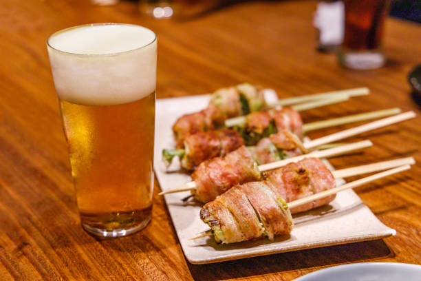 yakitori perfeito para pratos laterais - restaurant chicken roasted spit roasted - fotografias e filmes do acervo