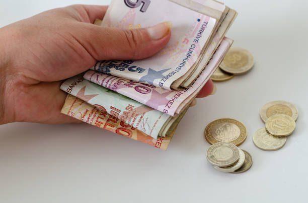 istock The woman is counting turkish 1166615624