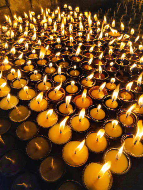 butter lamps na empresa swayambhunath stup - concepts and ideas kathmandu swayambhunath tibet - fotografias e filmes do acervo