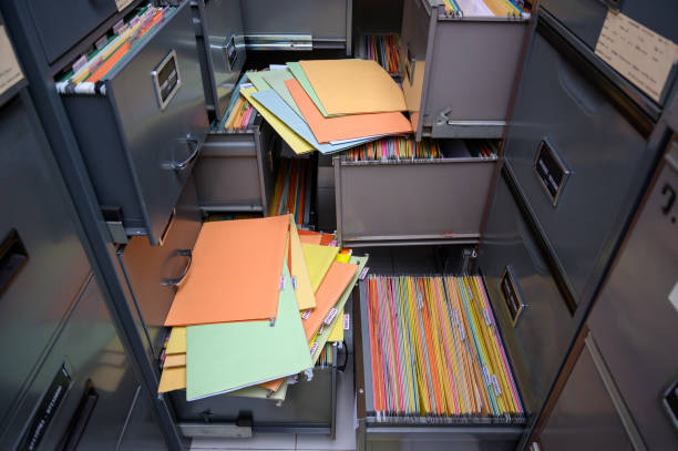 ファイリングキャビネットに置かれたカラフルな文書 - filing cabinet cabinet archives drawer ストックフォトと画像