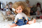 vintage-puppe-im-bett-sitzen.jpg?b=1&s=1