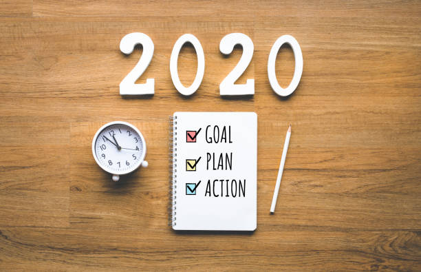 2020 meta de año nuevo, plan, texto de acción en el bloc de notas sobre fondo de madera. desafío empresarial. ideas de inspiración - year fotografías e imágenes de stock