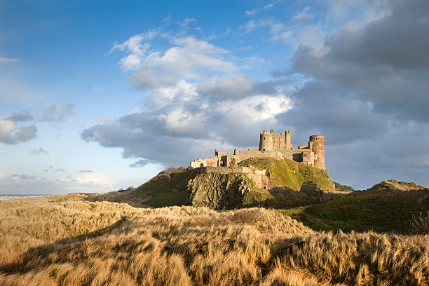 schloss auf einer crag - the bigger picture englische redewendung stock-fotos und bilder