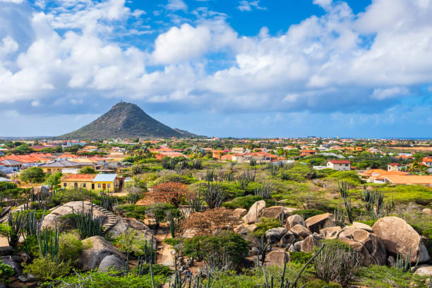 aruba, casibari felsformation mit hooiberg vulkanbildung im hintergrund - aruba stock-fotos und bilder