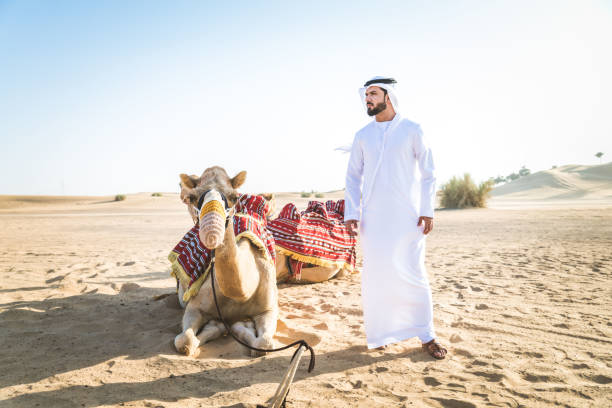 砂漠でラクダを持つアラビア人 - united arab emirates middle eastern ethnicity men camel ストックフォトと画像