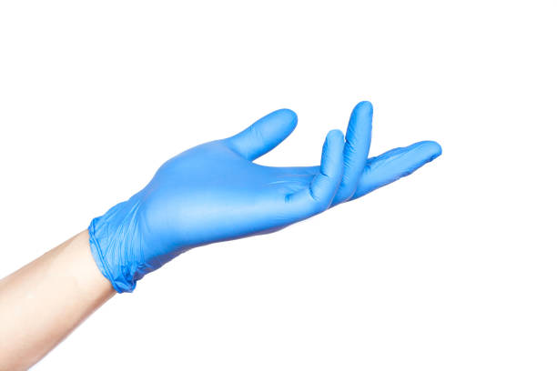 mano del medico in guanti blu in posizione di tenuta isolata su bianco - glove surgical glove human hand protective glove foto e immagini stock