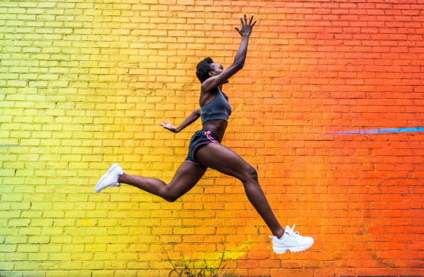 woman running in new york - african descent american culture exercising women imagens e fotografias de stock