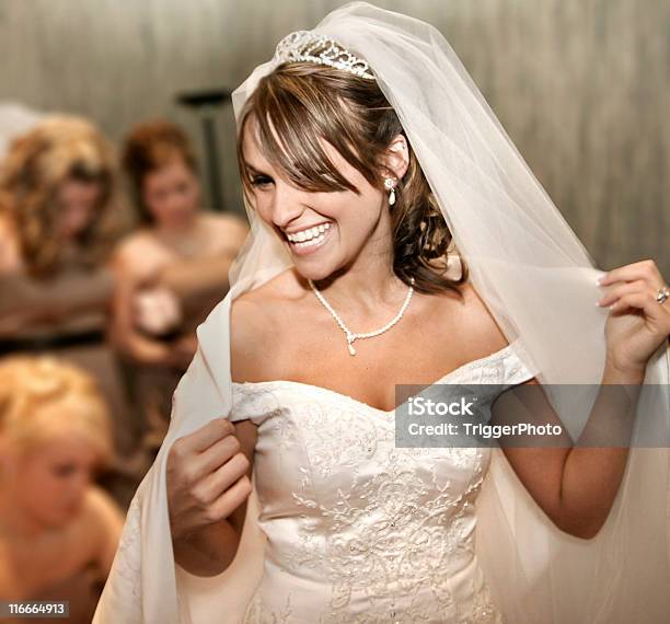 아름다운 테크에서 웃는 인명별 이 웨딩드레스 결혼식에 대한 스톡 사진 및 기타 이미지 - 결혼식, 미소, 가정의 방