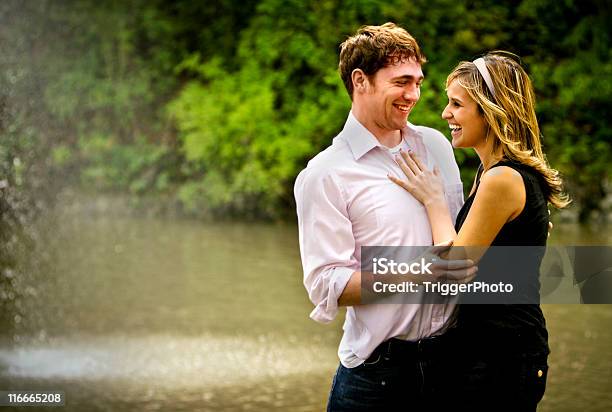 Casal Fantástico Retratos - Fotografias de stock e mais imagens de Abraçar - Abraçar, Adulto, Aluno da Universidade