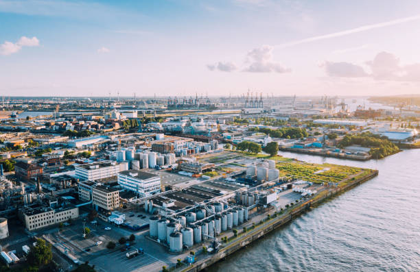 vista aérea de um complexo de industrie em hamburgo, alemanha - edifício industrial - fotografias e filmes do acervo