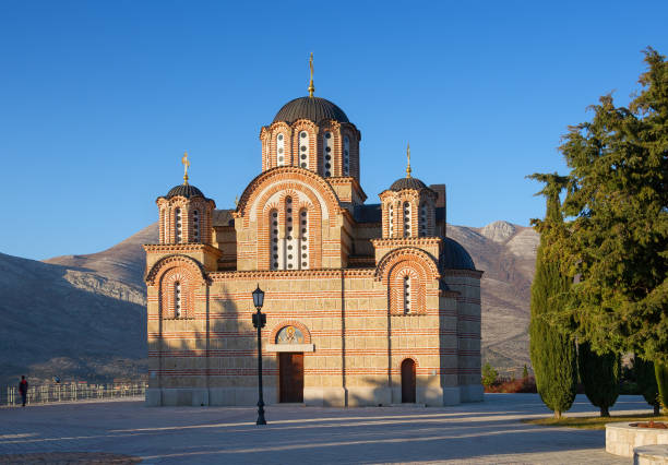 vista del monastero di hercegovacka gracanica nella soleggiata giornata estiva. trebinje city, bosnia and herzegovina - trebinje foto e immagini stock