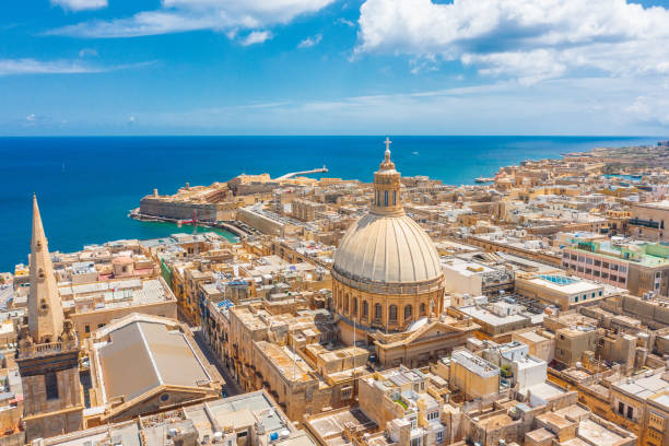 luftaufnahme der kirche lady of mount carmel, st.paul es cathedral in valletta, malta. - inselrepublik malta stock-fotos und bilder