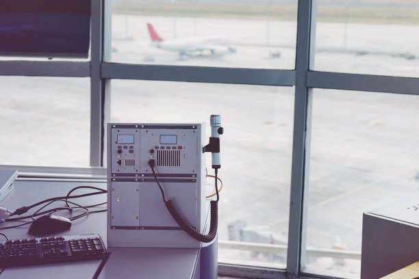 controlador de vuelo que trabaja en la torre de control de vuelo. - air traffic control tower airport runway air travel fotografías e imágenes de stock
