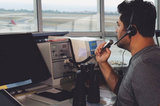 controlador de vuelo que trabaja en la torre de control de vuelo. - air traffic control tower airport runway air travel fotografías e imágenes de stock