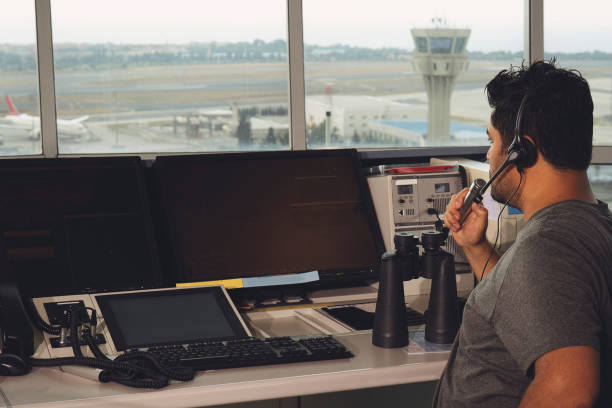 controlador de vuelo que trabaja en la torre de control de vuelo. - air traffic control tower airport runway air travel fotografías e imágenes de stock