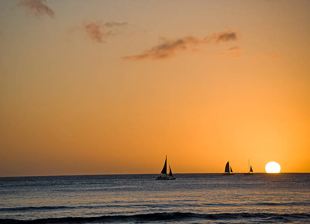 barcos à vela e laranja pôr do sol - trade winds imagens e fotografias de stock