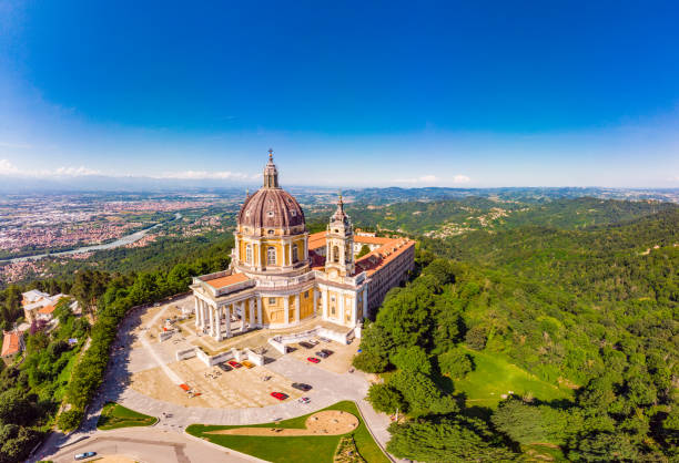 bellissima vista panoramica aerea sulla famosa basilica drone di superga nella soleggiata giornata estiva. la chiesa cattedrale situata in cima alla collina nelle alpi italiane. torino, piemonte, italia - torino foto e immagini stock