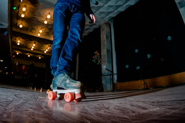 patinagem na pista do rolo - patinagem - fotografias e filmes do acervo