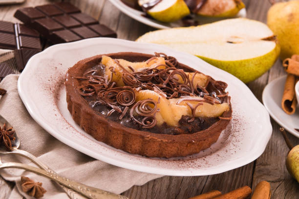 tarte aux poires et au chocolat. - tart dessert chocolate fruit photos et images de collection