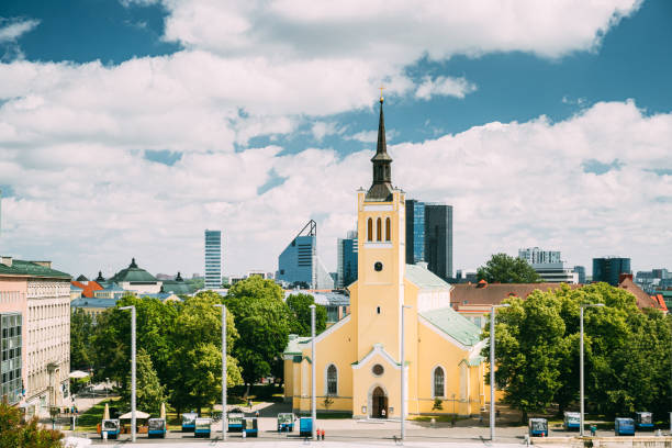 tallin, estonia. iglesia de san juan jaani kirik en el día soleado de verano. gran iglesia parroquial luterana en tallin dedicada a san juan evangelista, discípulo de jesucristo - john the disciple fotografías e imágenes de stock