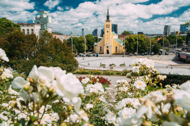 tallin, estonia. iglesia de san juan jaani kirik en el día soleado de verano. gran iglesia parroquial luterana en tallin dedicada a san juan evangelista, discípulo de jesucristo - john the disciple fotografías e imágenes de stock